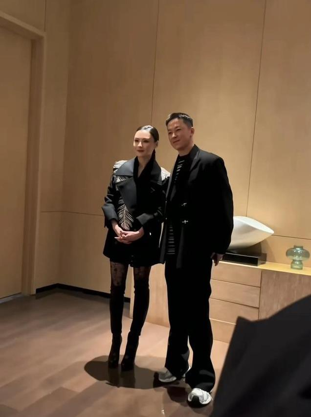 张柏芝罕见现身！消失一年整个人都变了，双腿站姿难看显憔悴！