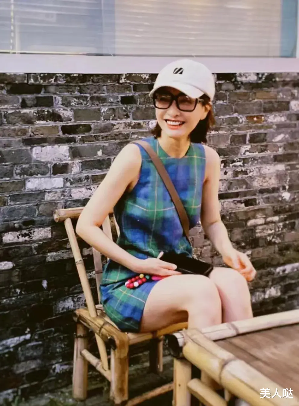 41岁吴昕换发型似换了个人!一刀切配格纹裙文艺又减龄,美到认不出了!