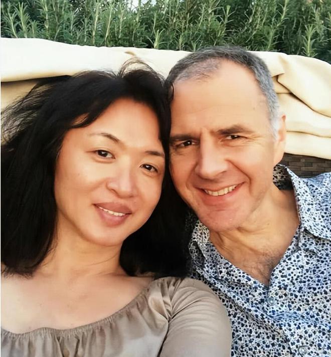 金姐为爱等待18年,与汉斯重领结婚证,网友直呼太感人!