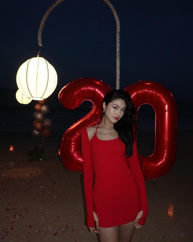 影帝任达华女儿红裙庆生！晒一家三口合照！名下30个房产赠爱女