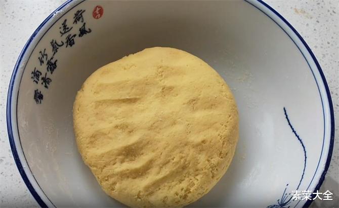 把玉米面用开水一烫，加点面粉，搅一搅，拧一拧，个个松软开花