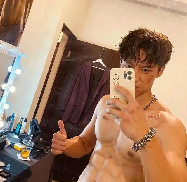 卞庆华来自中国台湾男演员，阳光帅气迷人，身材超级完美呢。