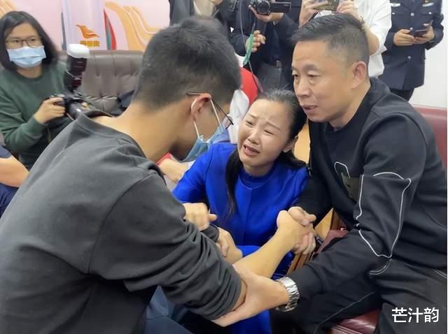 泪目!孙海洋父亲离世女儿孙悦脸色苍白,孙卓表情简直太懂事