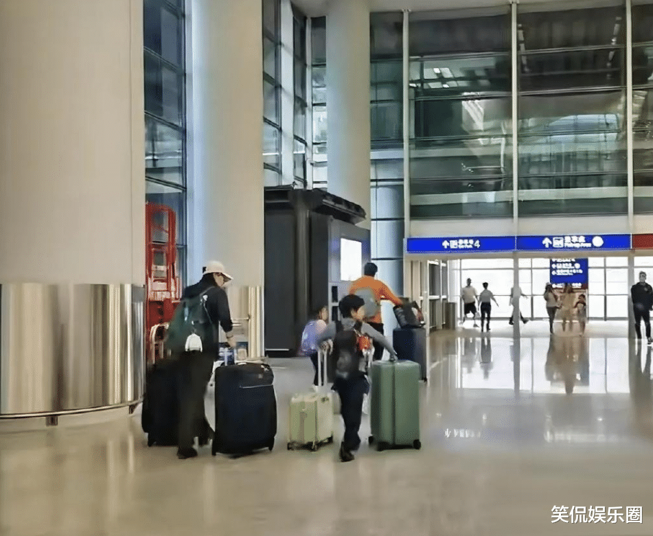 霍启刚7岁女儿毫无名媛包袱,帮姥姥抬行李箱变女汉子,太圈粉了