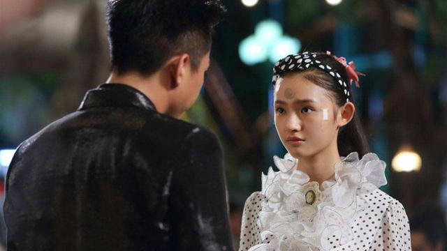 62岁周星驰罕参加私人酒局，甘比牵线合影曝光，头发稀疏全白了