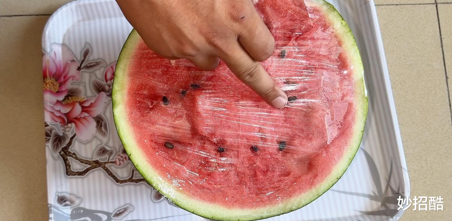 吃不完的西瓜不要放冰箱,老瓜农教我一个土方法,放一周也新鲜