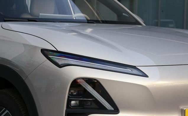 五菱再造神车，油耗3.9L+双独悬，仅9.98万，银河星舰7压力山大？