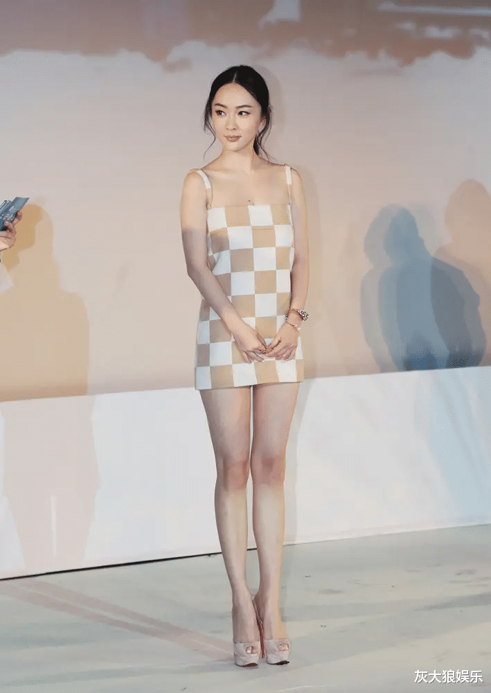 霍思燕大秀好身材，穿吊带，膀大腰圆，风韵犹存，老公一脸宠溺