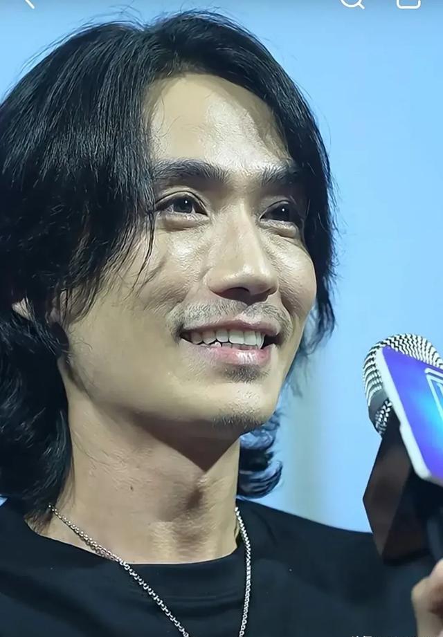 明星怼脸拍生图，无滤镜下的真面目，网友：粉丝看了都要吓跑脱粉