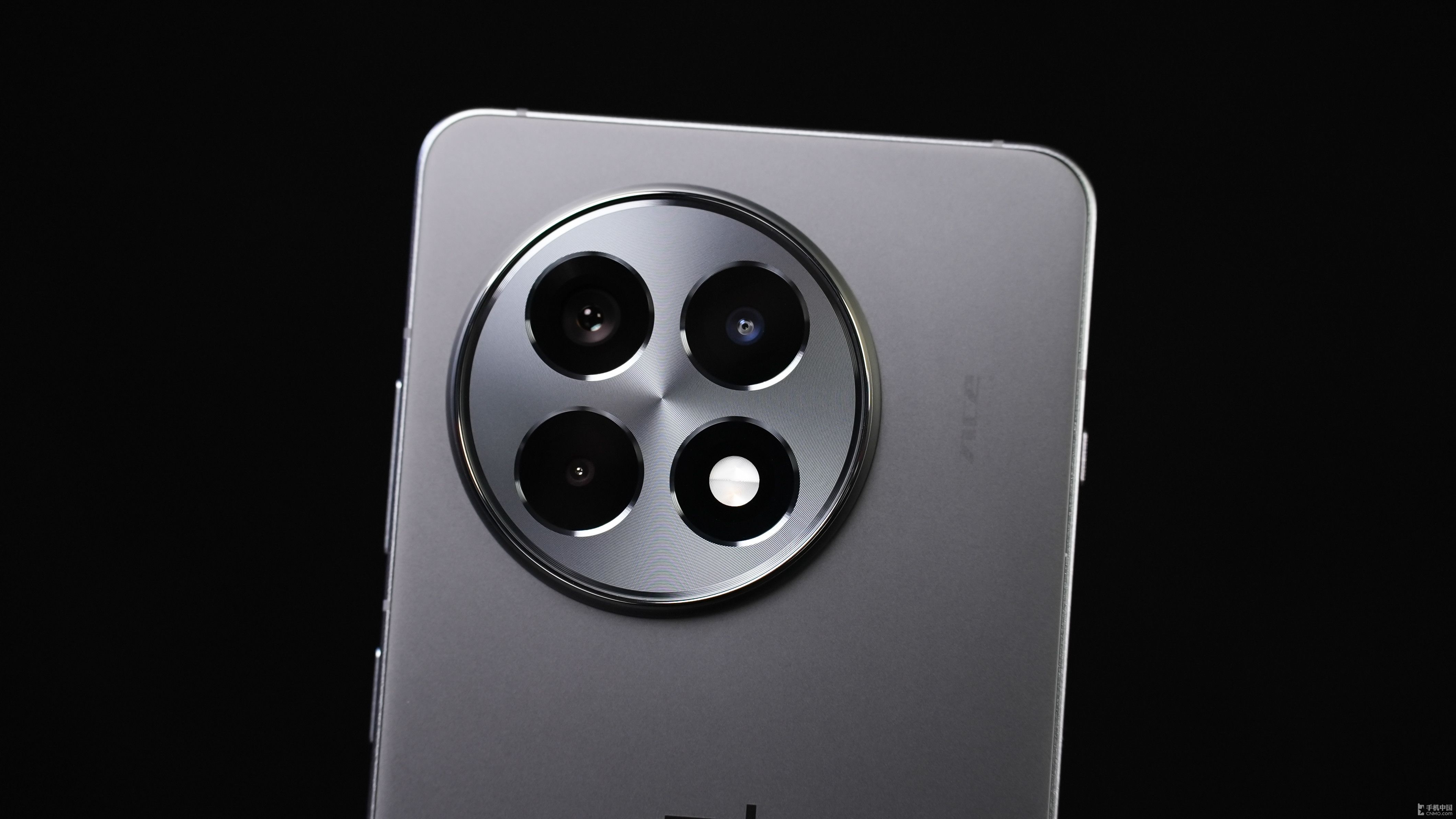 一加 Ace 5 全速黑图赏:丝绸玻璃工艺 观感与手感双重享受