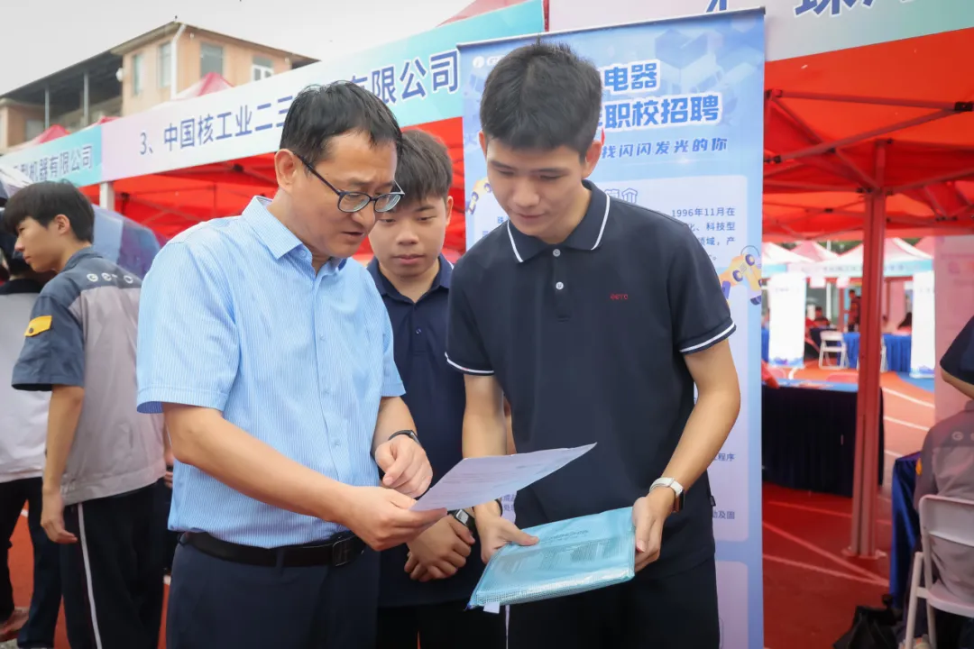 120家企业, 近万个岗位! 机电技师学院学子未毕业就被企业加薪\抢\