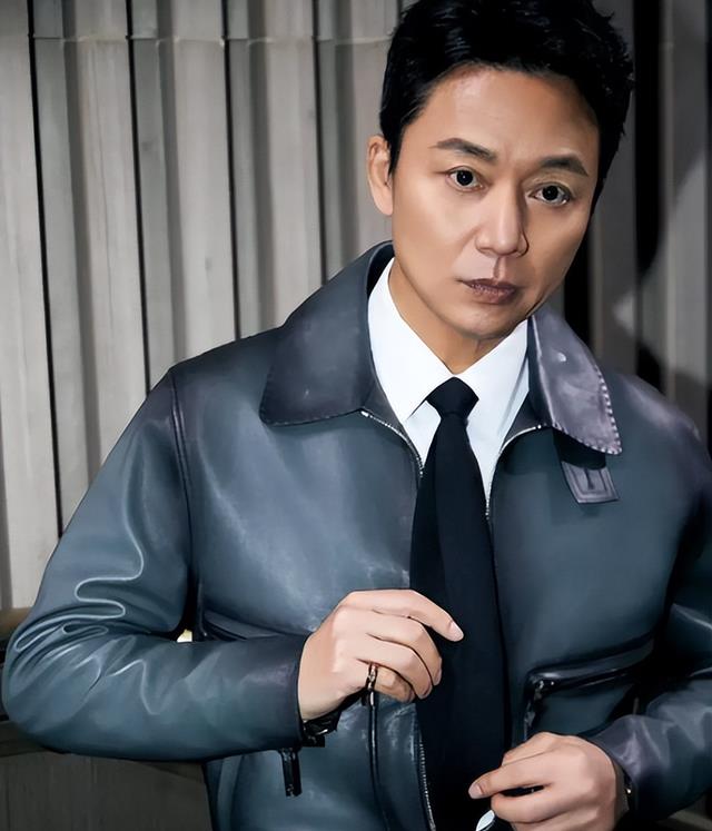 演员刘奕君带着儿子再婚，中年得女后，与儿子一起将她宠成公主！