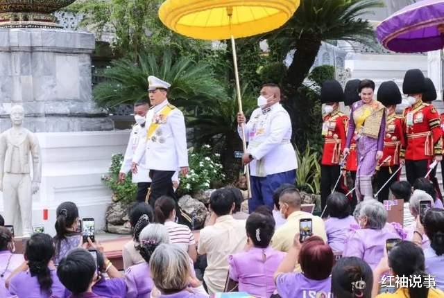 苏提达过46岁生日,一袭紫色连衣裙笑靥如花,泰王为她遣散后宫