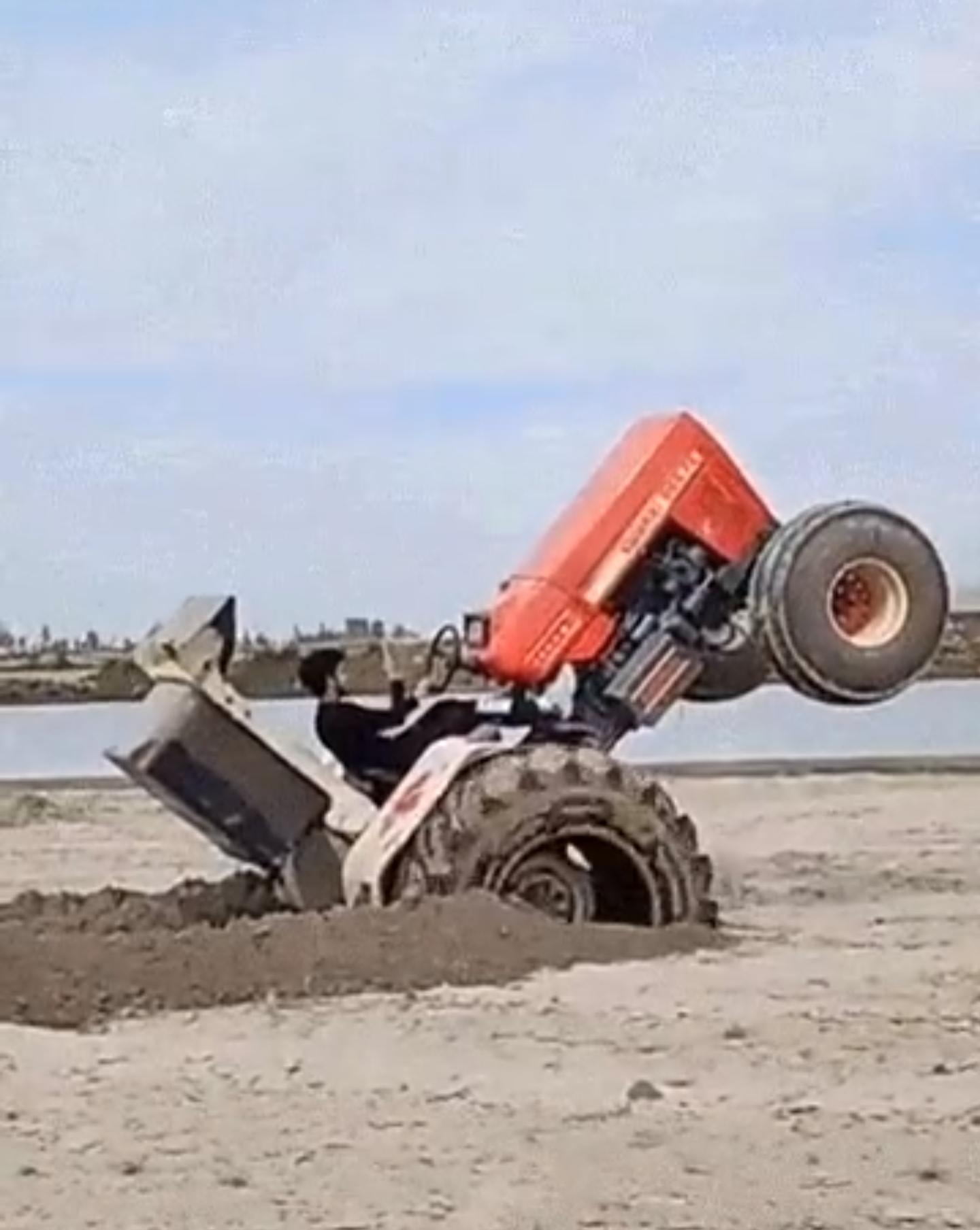 网红表演拖拉机特技出意外,当众被机身砸死,结婚一年孩子6个月