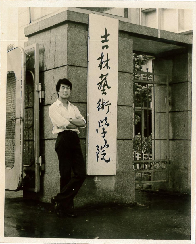 他是国家一级演员,娶恩师女儿为妻,生下双胞胎儿子成他最大骄傲