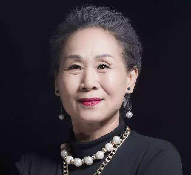 60岁被亲儿子带入演艺圈，73岁成“百亿老太”，如今比儿子还要红