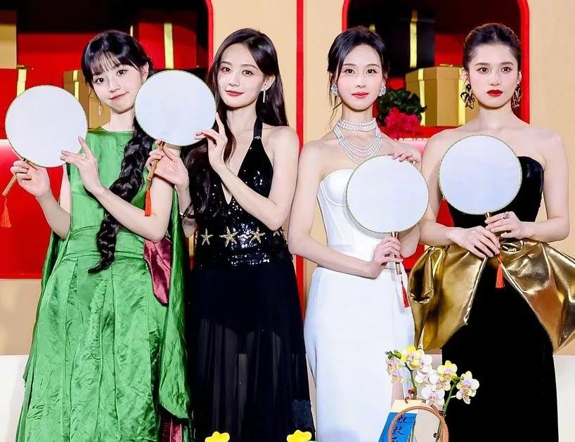 后台社交成“名利场”！谁是香饽饽、谁被裁合照，明星关系摊牌了