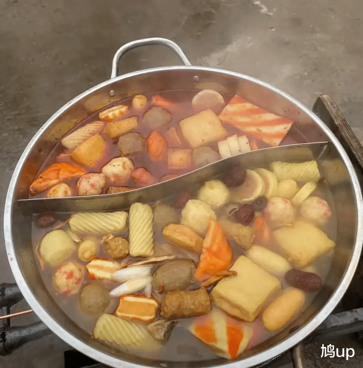 “吃火锅煮了一锅丸子”被群嘲事件:揭开多少人的残酷困境