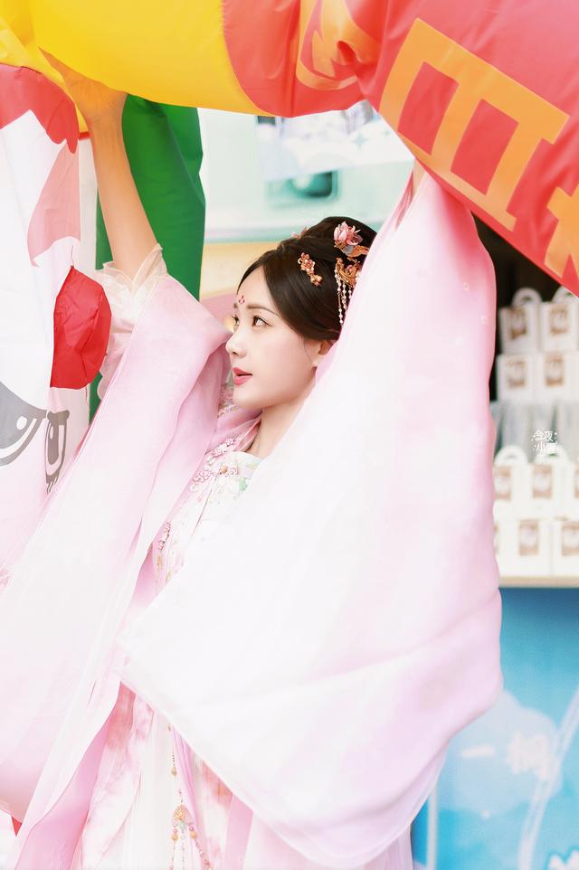 李一桐直播意外曝光照片列表,粉丝疯狂猜测相册内容!