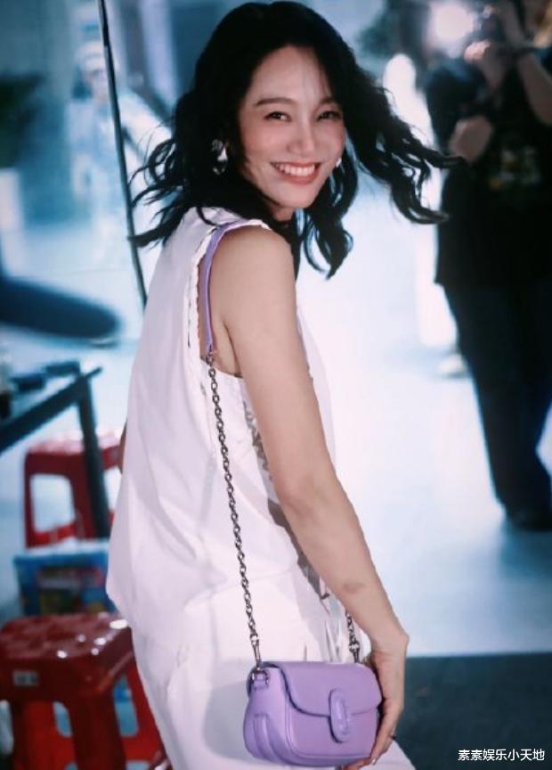 朱丹现如今状态松弛明媚!美得毫不费力,笑容感染力也超强