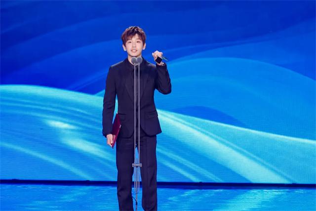 第十九届长春电影节闭幕!张艺谋再夺得金鹿奖杯