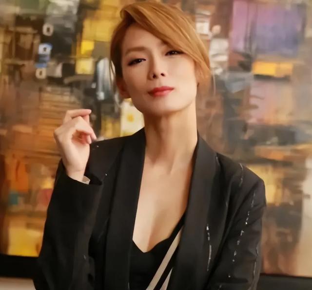 从最美何仙姑到按摩师,被判“穷籍”的郑秀珍,为何沦落至此?