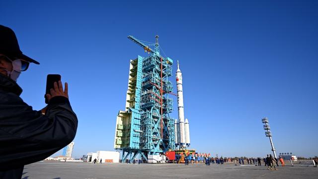 方程豹豹8助力神舟十九转运成功 展现科技越野新风采