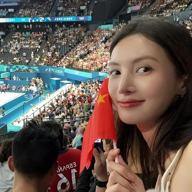 刘诗诗现身奥运赛场,美得令人浑身打激灵,旁边的老外都看呆了!