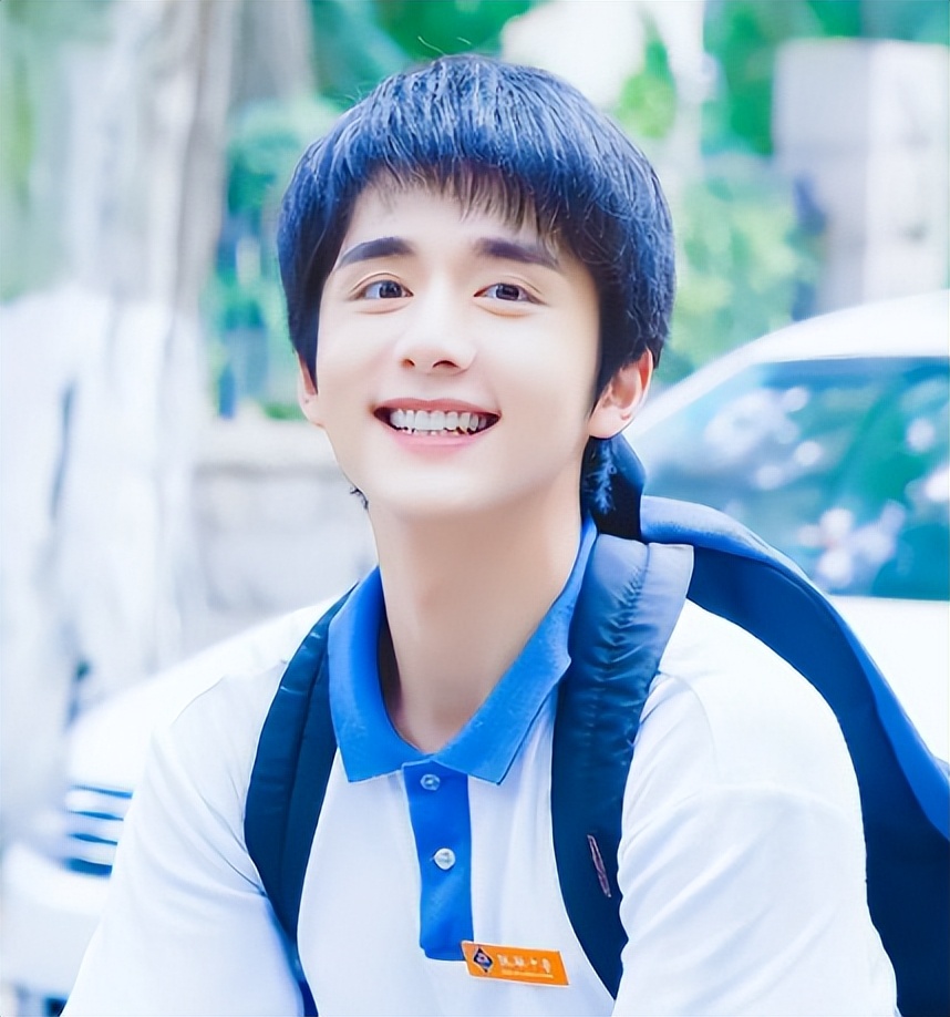 32岁肖战都演爸了,32岁黄景瑜却还演高中生,孙俪说的话真没错