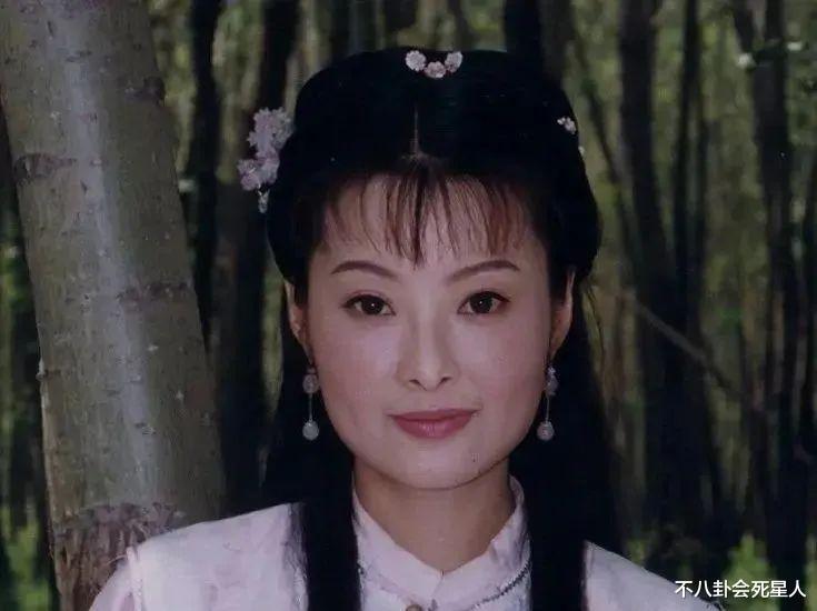 50岁袁立素颜发福似路人,三婚嫁普通人,退圈多年坚持做慈善