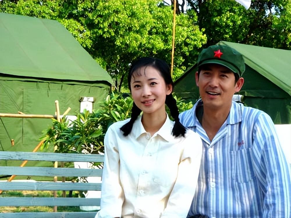 59岁老戏骨长得帅还顾家，出道27年零绯闻，老婆是漂亮演员