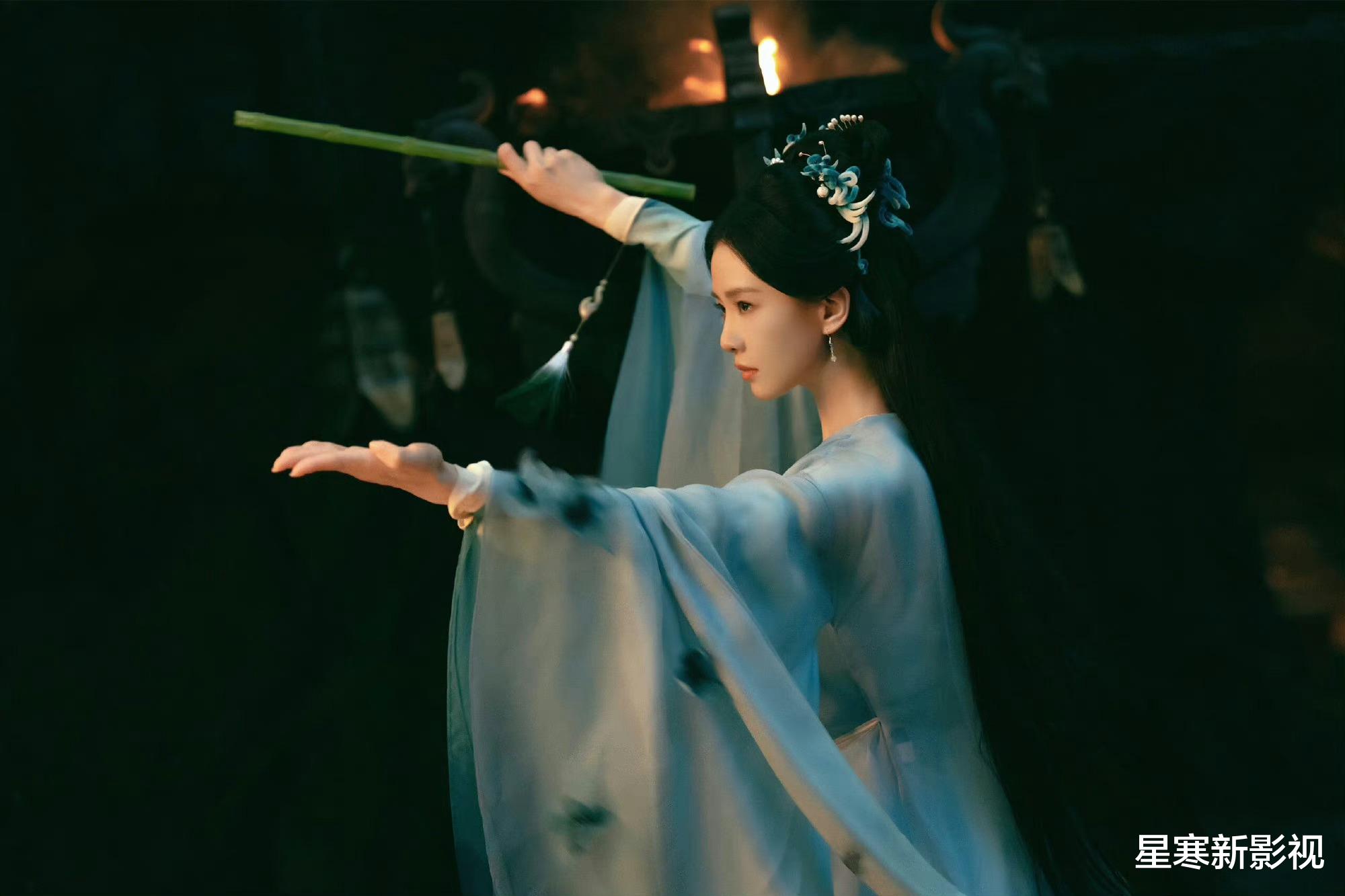 刘诗诗纽约街拍美上热搜,素色长裙尽显优雅,这状态不进组可惜了