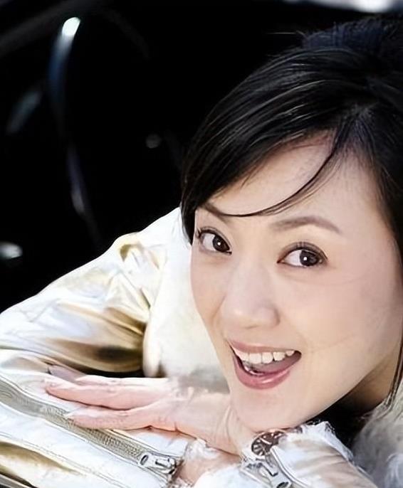 她是冯巩御用老婆,连登五年春晚后精神失常,现在50岁怎样了?