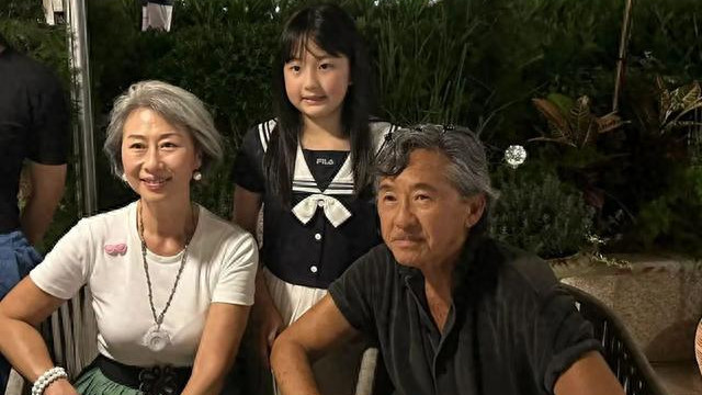 叶倩文62岁满头白发像奶奶，但皮肤紧致真年轻，江疏影：她的芝士皂我屯了10盒