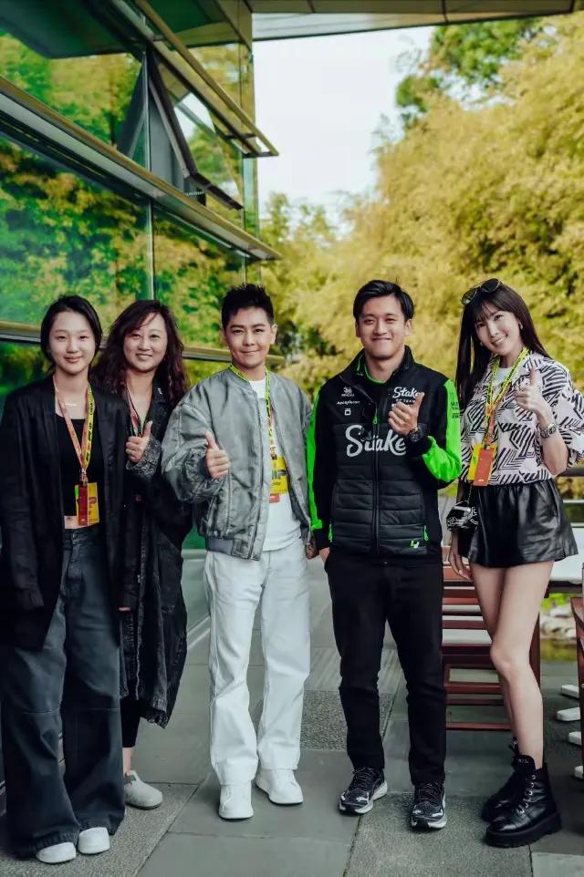 林志颖现面相与之前大不同,表情僵硬 ,看起来既老又年轻,很奇怪