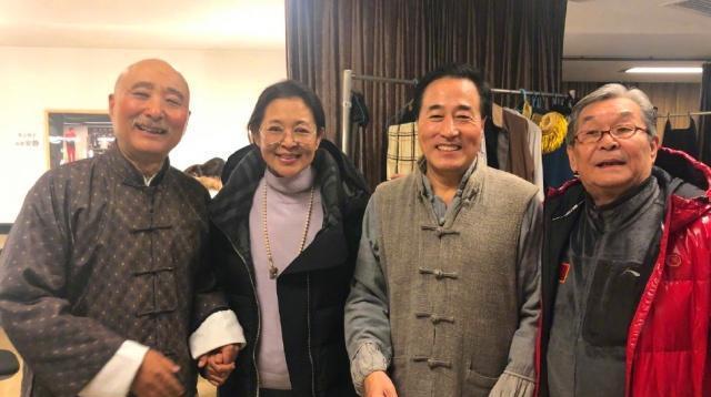 65岁倪萍模样大变疑整容,苹果肌明显两大坨,下巴又尖又长变年轻