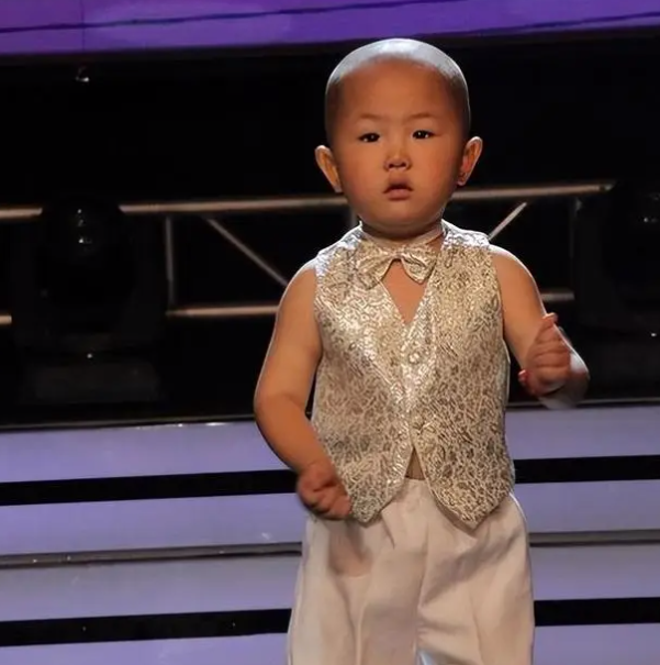 现实版“伤仲永”！他5岁上春晚，年入百万却开始厌学，如今咋样