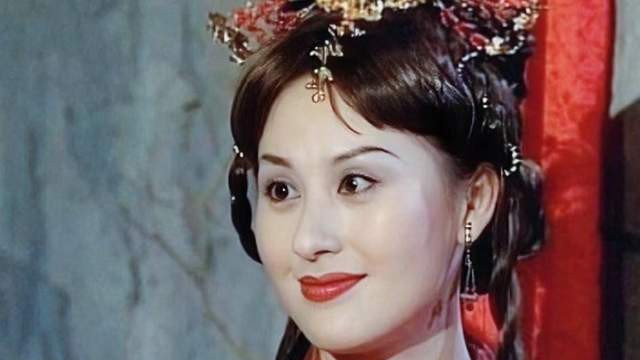 那个曾经把张卫健藏在衣柜被抓包的绝色女明星，现在也胖成球了！