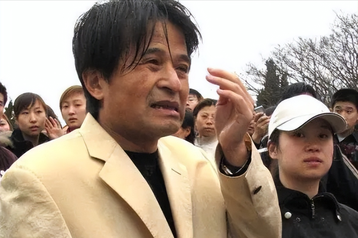 毕福剑再露面,网传沦为“喂鸡”农夫,时隔8年封杀原因大曝光!