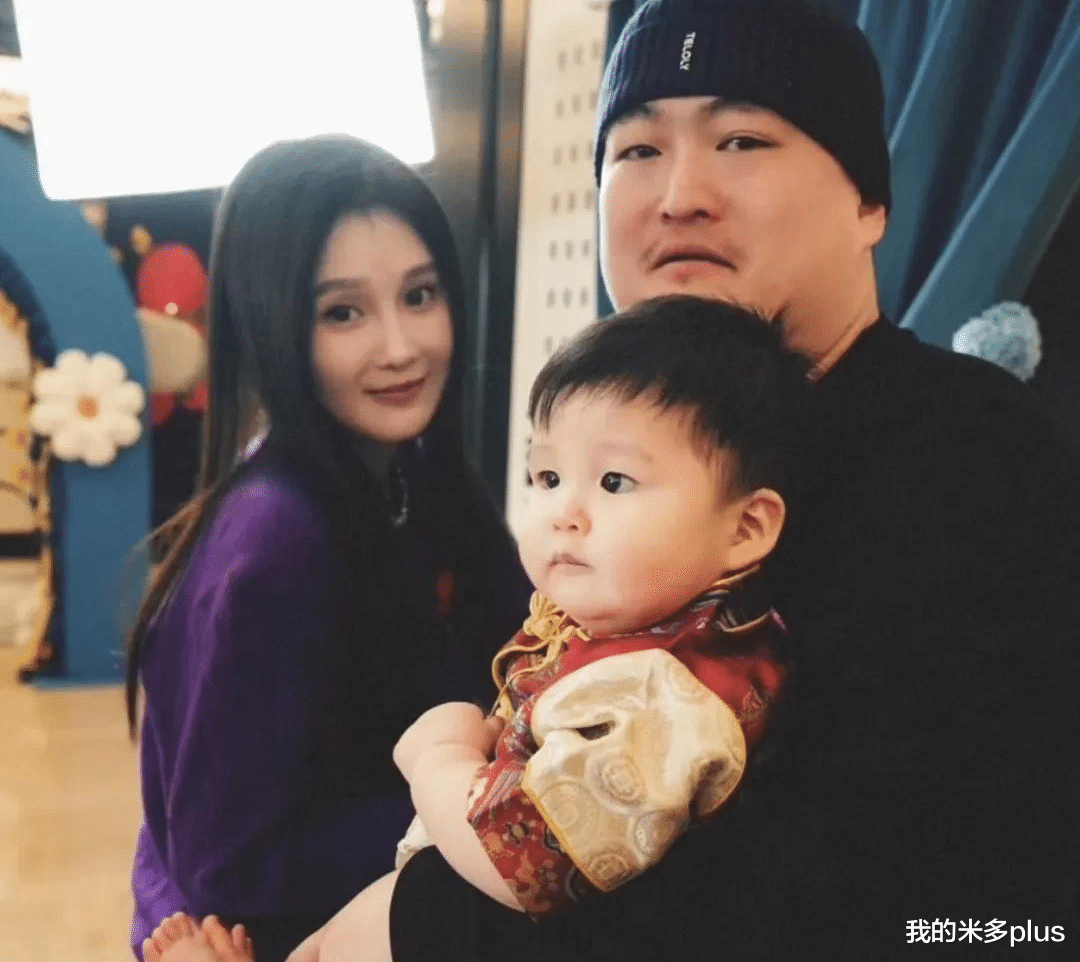 赵本山外孙满1周岁,小皮儿手臂胖成藕节,被舅舅赵一楠抱着超萌