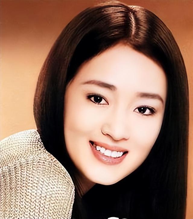 58岁巩俐受总统邀约出席国宴,外媒生图卡粉尽显老态,被苏菲秒杀