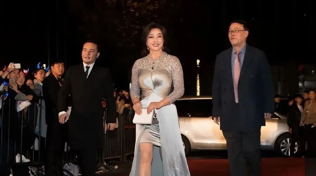 刘晓庆终究抗住不70岁高龄!裹身开叉裙虽穿出少女身材,可浓妆脸却老得像奶奶