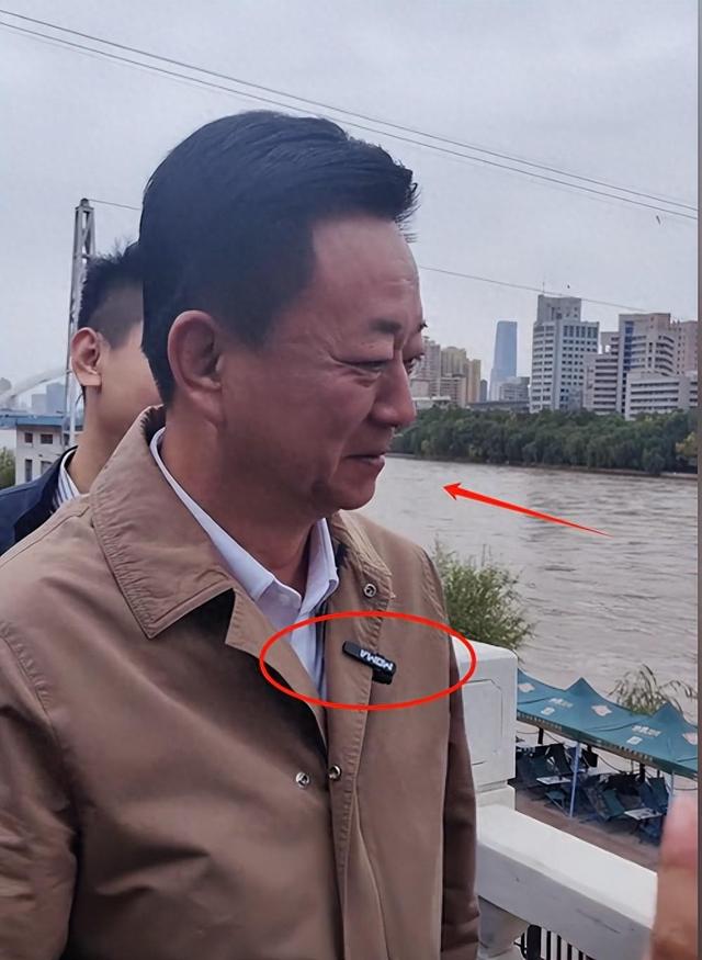 60岁朱军近况曝光：满脸横肉眼睛肿大，陪维娜打卡黄河被冷脸嫌弃