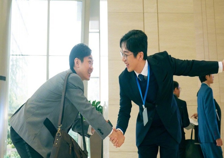 一部会说话的喜剧，笑中带讽式的宣泄，《年会不能停》深度解析