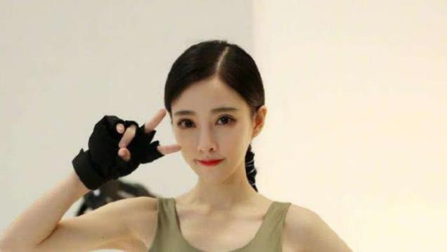 见光死！冯提莫穿紧身衣直播，鼻子透光眼皮似刀割，身高被指147