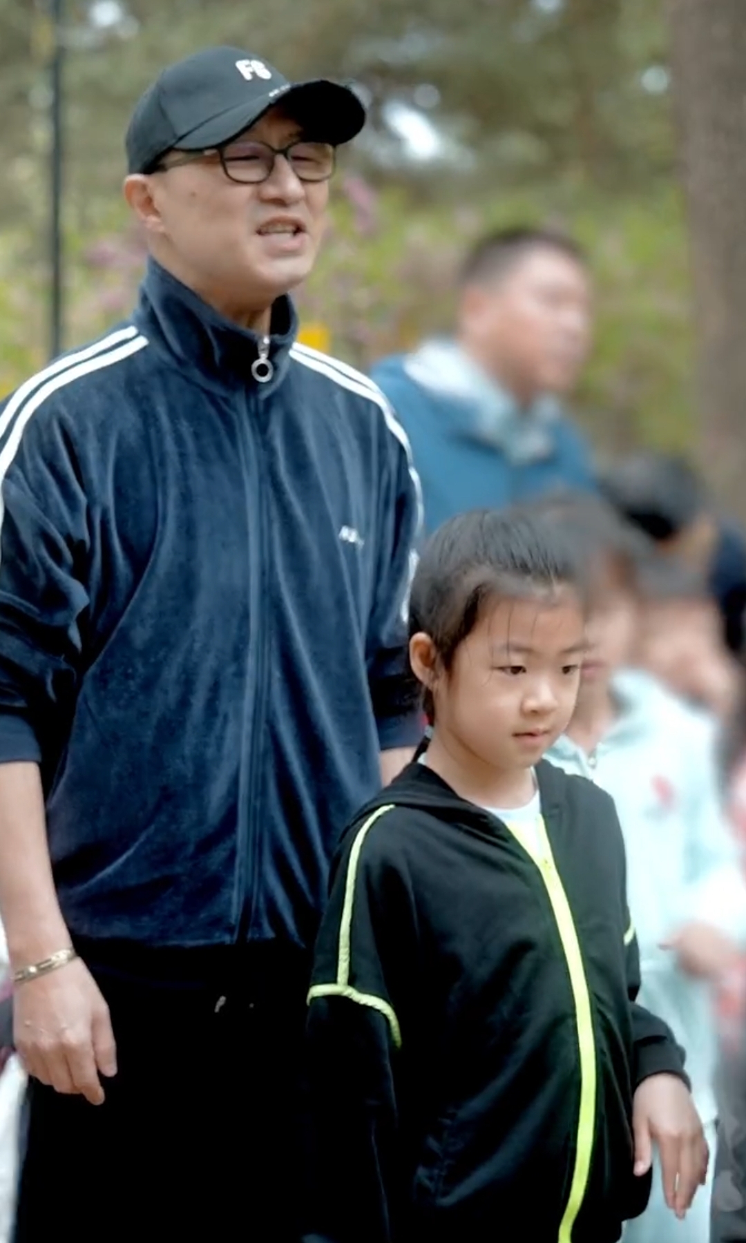 汪峰儿童节陪女儿参加运动会,8岁醒醒高清正脸出镜,不像章子怡