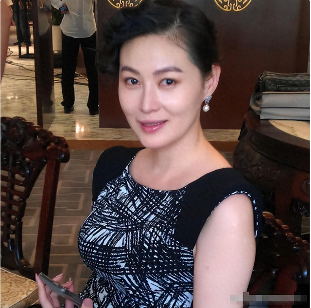 54岁潘金莲王思懿近照曝光!头发稀疏下巴尖,苹果肌肿大显苍老