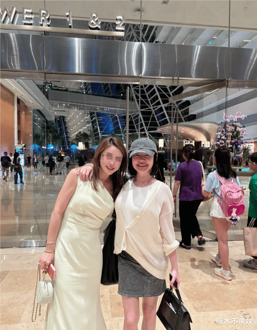 小S吴佩慈参加名媛生日,小S被男星簇拥,吴佩慈风光不再暴瘦许多!