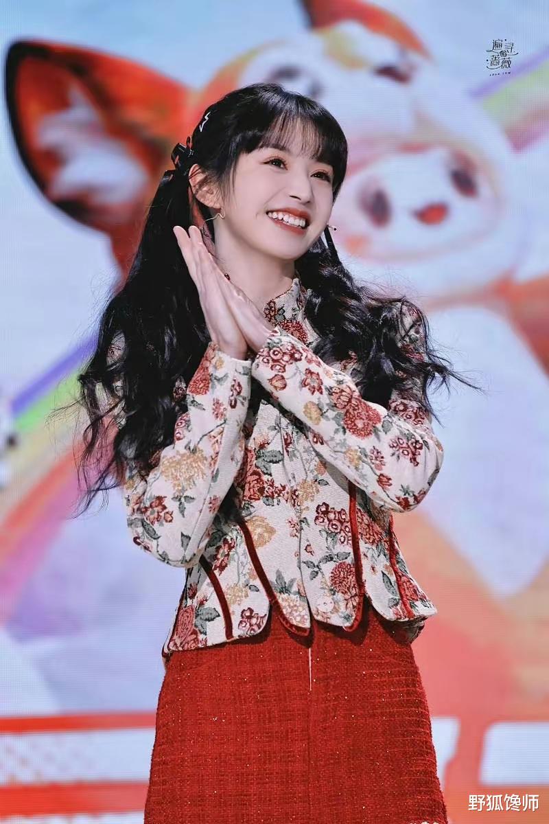 田曦薇双马尾冷艳妆容,好凶好爱双马尾造型,鬼马俏皮甜酷十足。