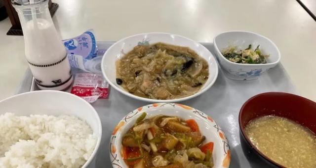 自卫队食堂多外包，难怪伙食差吃不饱！早餐两个饭团，训练一上午
